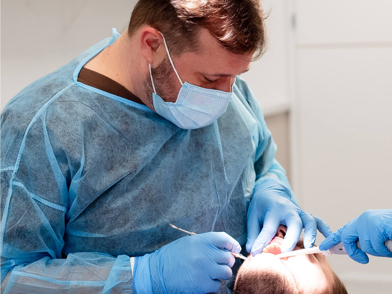 Czy implant zęba jest na całe życie? Ile naprawdę może wytrzymać implant zębowy?