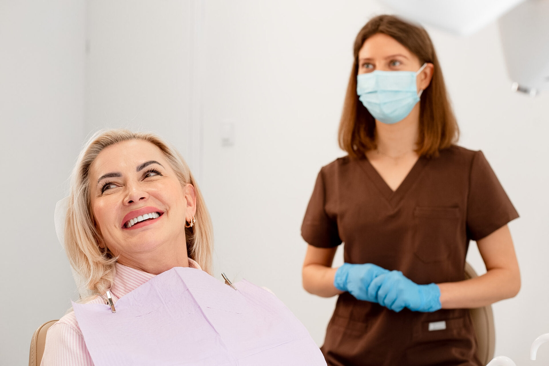 Zadowolona pacjentka z pięknym uśmiechem po zabiegu stomatologii estetycznej w klinice KralDent w Białymstoku – wybielanie zębów i licówki porcelanowe