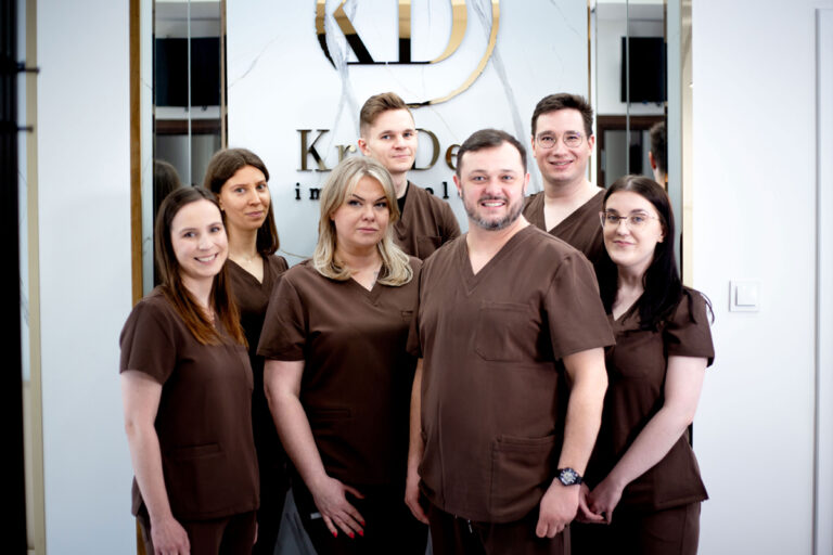 Zespół dentystów kliniki KralDent w Białymstoku – lekarze gabinetu stomatologicznego specjalizującego się w implantologii